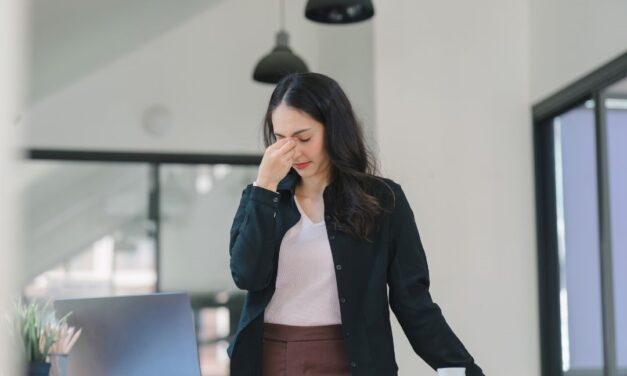 EL AGOTAMIENTO AUMENTA EN EL 65% DE LOS ENTORNOS LABORALES DEL MUNDO Y EXPERTOS ALERTAN SOBRE UNA RECESIÓN EMOCIONAL QUE DESAFÍA A LAS ORGANIZACIONES